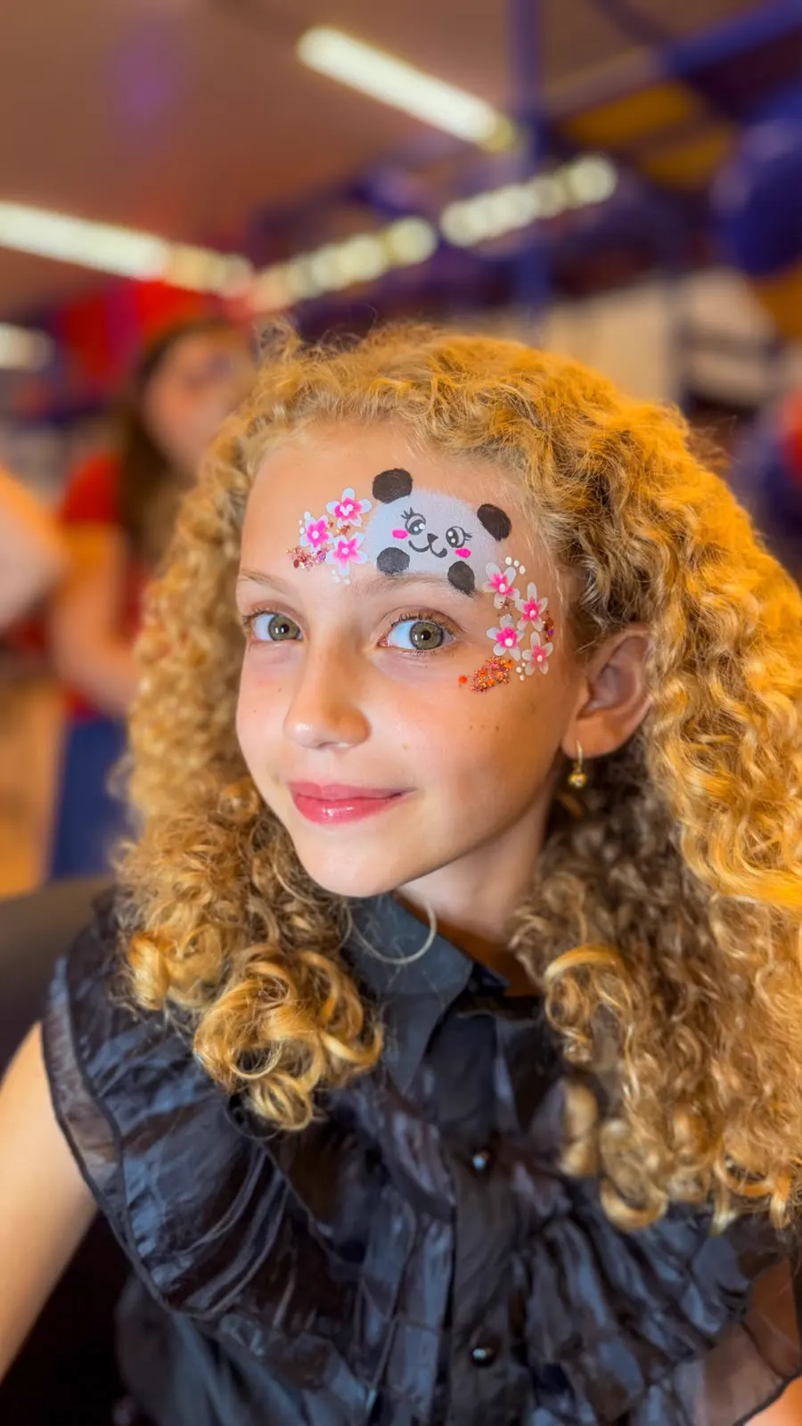 Menina com pintura facial delicada