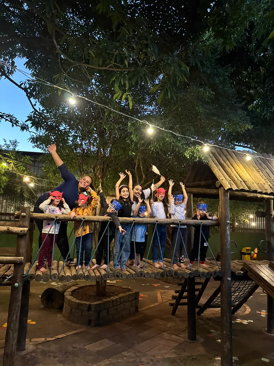 Crianças comemorando na recreação da Klif Klof à noite