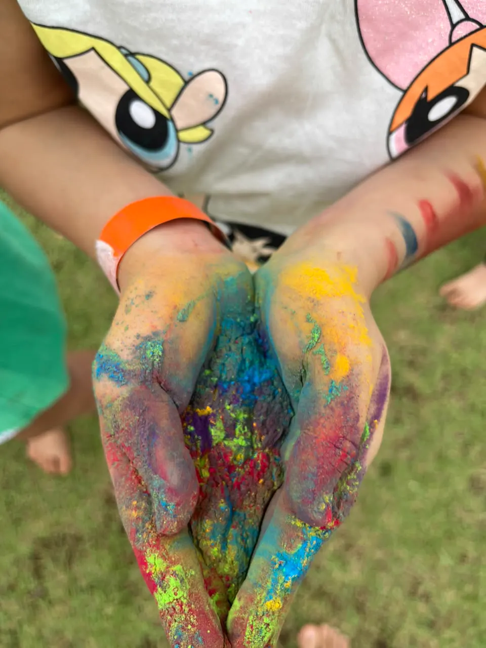 Mãos coloridas de tinta na recreação